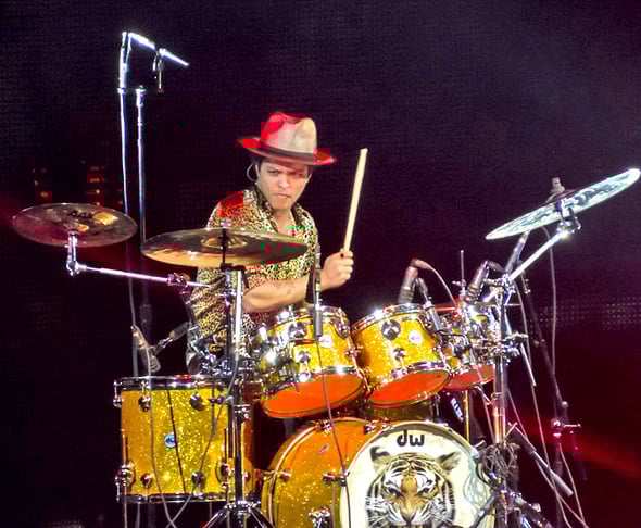 Bruno Mars desenvolveu uma sólida carreira em que se consagrou não apenas como cantor, mas como músico de múltiplos talentos. Toca bateria, guitarra, violão, teclado, piano, percussão, baixo e gaita. 