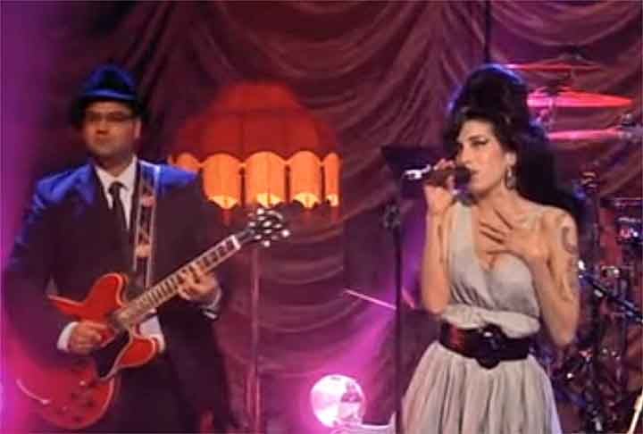 Apesar do pouco tempo de carreira, Amy também foi um símbolo fashion por renomadas marcas de moda graças ao seu visual icônico e marcante.