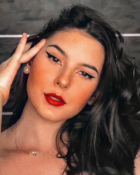 A música foi lançada em 2021 e logo se tornou um sucesso.  O termo boiadeira também virou alcunha de Ana Castela. Ainda em 2021, ela resolveu morar em Londrina, também para facilitar os cerca de 30 shows por mês.