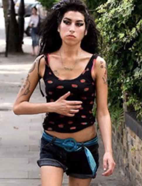 Aos 14, Amy passou a se apresentar em pequenos clubes de jazz em Londres. Também nessa época ela teve seus primeiros contatos com as drogas. Depois, começaram a surgir sinais de bulimia, um distúrbio alimentar. 