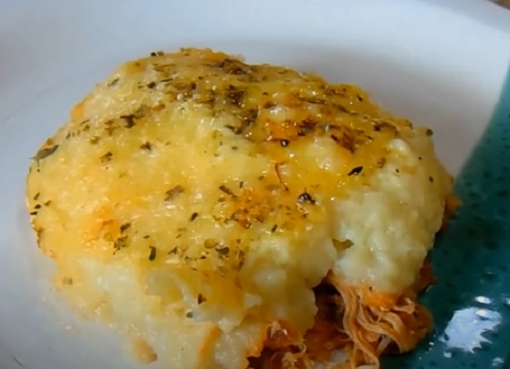 Escondidinho de Carne Seca- Congelamento: Monte em porções individuais e congele em recipientes apropriados- Congelar por até: 2 meses- Descongelamento: Asse no forno até que esteja completamente aquecido, mantendo a cobertura crocante.