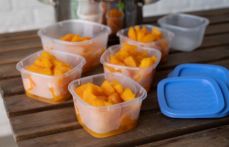 Além disso, é fundamental escolher recipientes apropriados, garantindo que estejam limpos e secos, e deixando espaço para a expansão dos alimentos.