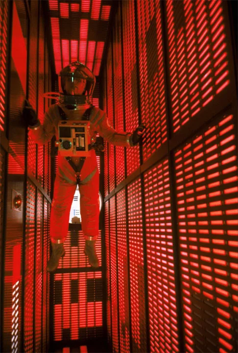 O robô, que inicialmente fica marcado por sua voz suave e tranquila, à medida que a história avança começa a tomar decisões independentes que ameaçam a segurança da tripulação.