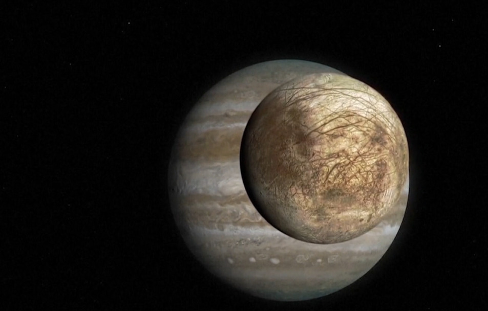 O motivo da missão' da sonda é detectar se existe um oceano de água líquida debaixo de uma superfície de gelo. Para os cientistas, Europa é um dos lugares mais promissores para a busca de vida fora da Terra. 