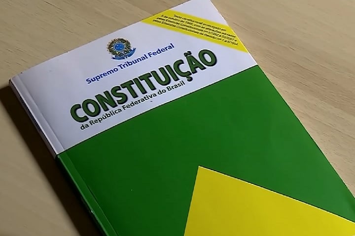 O fato de não terem especificações sobre escala de trabalho na CLT e na Constituição faz com que não haja proibições ou definições concretas acerca desse tema.