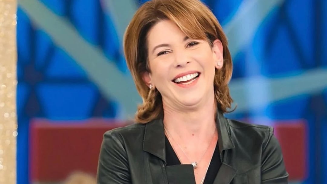 Daniela Abravanel Beyruti, uma das filhas de Silvio Santos, assumiu a presidência do SBT. Ela ocupava desde abril de 2023 a função de vice-presidente e agora está no posto mais alto da empresa. 
