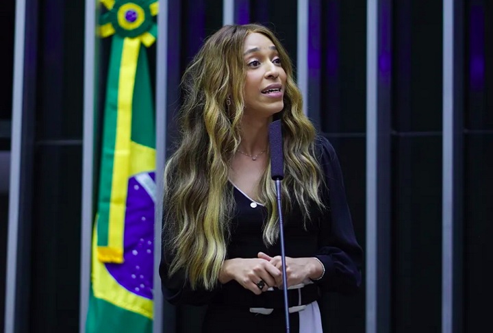 Um texto da deputada federal Erika Hilton (PSOL-SP) tem fomentado  vários debates no Congresso Nacional.