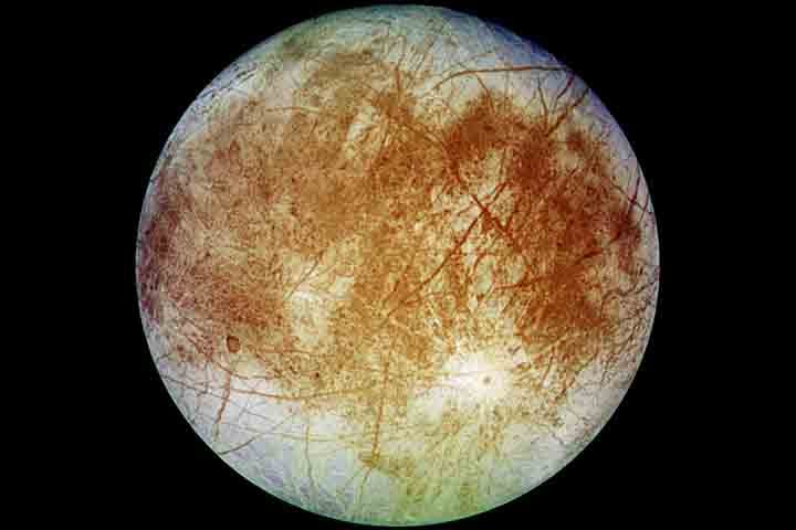 Europa é uma das luas mais conhecidas, além da Lua do planeta Terra.  Descoberta por Galileo Galilei em 1610, Europa é famosa justamente por sua superfície de gelo e potencial para abrigar água líquida sob a crosta, o que pode indicar a possibilidade de vida. Daí o envio da sonda. 