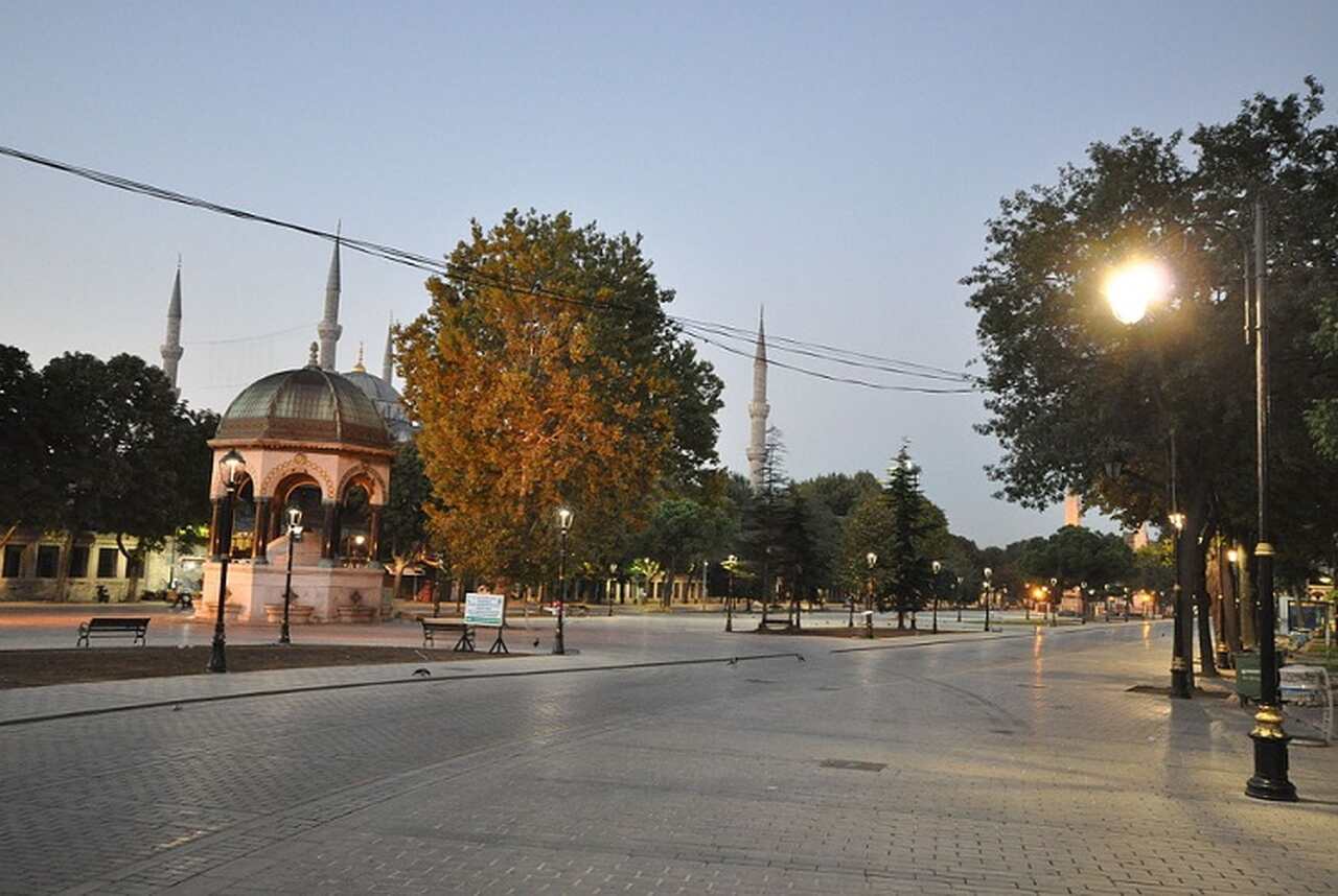 Hipódromo de Constantinopla (Sultanahmet Meydanı) - Construído por Septímio Severo no início do século III e expandido por Constantino o Grande, o Hipódromo foi o centro de entretenimento de Constantinopla. Hoje, a praça Sultanahmet ocupa o local, onde ainda se encontram obeliscos e outras estruturas antigas.