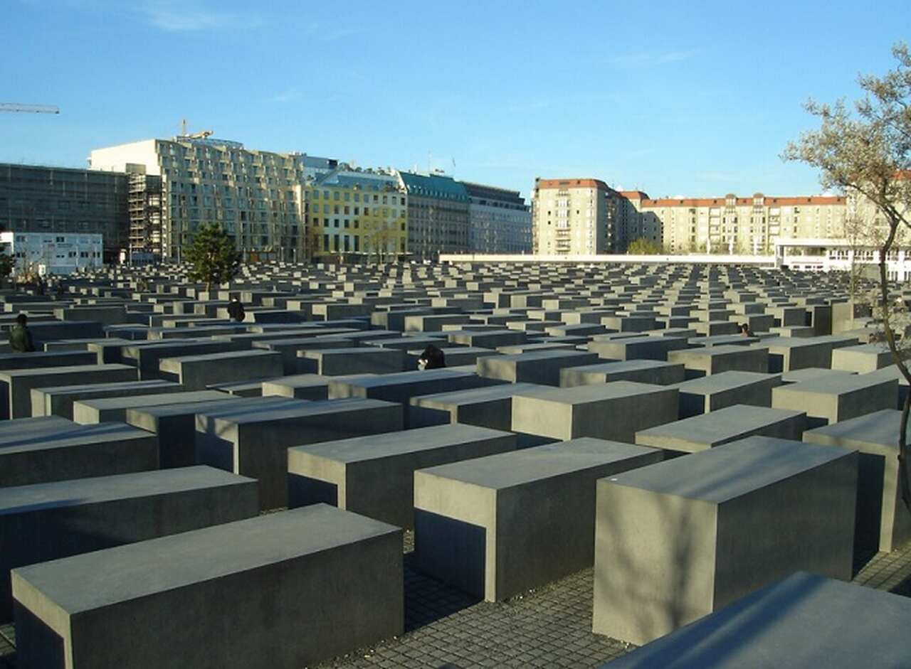 Memorial do Holocausto (Denkmal für die ermordeten Juden Europas) - Descrição: Inaugurado em 2005, este memorial é composto por 2.711 blocos de concreto em homenagem aos seis milhões de judeus assassinados durante o Holocausto - Localização: Perto do Portão de Brandemburgo - Referências Históricas: Projetado por Peter Eisenman, o memorial é um lugar de reflexão e memória