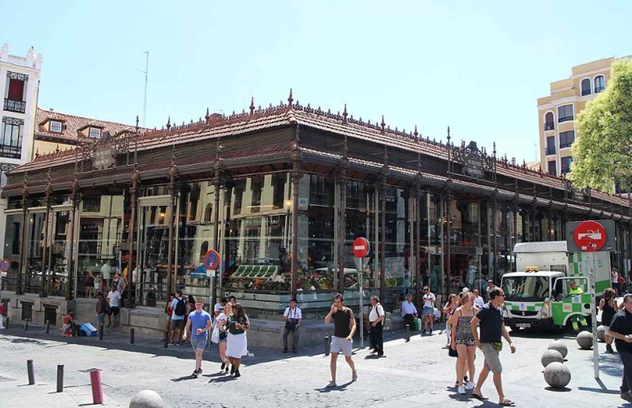 Mercado de San Miguel - Inaugurado em 1916, o Mercado de San Miguel é um dos mercados mais emblemáticos de Madrid, famoso por sua estrutura de ferro e pela variedade de tapas, vinhos e produtos gourmet que oferece, sendo um ponto de encontro popular para os amantes da gastronomia.