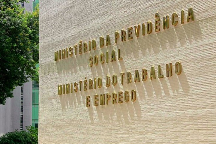 Por meio de nota, o Min. do Trabalho se manifestou e disse que vem acompanhando de perto o debate. A pasta considera que a redução da jornada é plenamente possível e saudável.