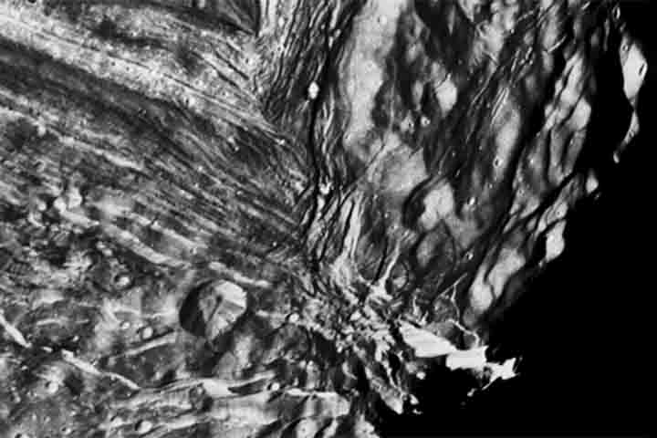 É que Miranda tanto possui vales profundos como grandes falésias. A distância de Miranda à Terra é aproximadamente 3,2 bilhões de quilômetros.
