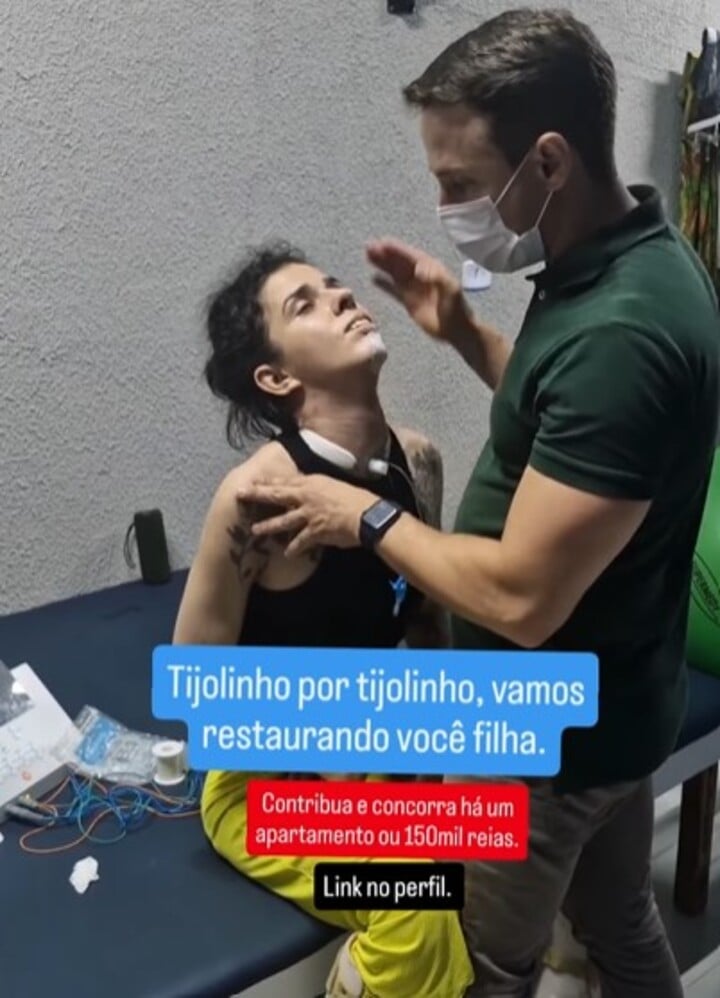 As imagens mostram Thaís passando por uma sessão de fisioterapia com eletroestimulação - recurso em que os músculos do paciente são contraídos e relaxados.  Tijolinho por tijolinho, vamos restaurando você, filha, declarou a mãe da jovem.


