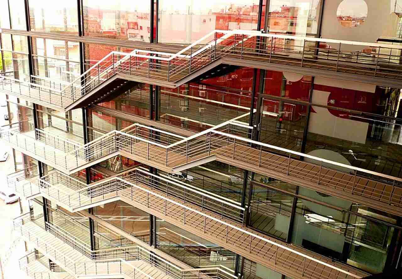 Museu Reina Sofia (Museo Nacional Centro de Arte Reina Sofía) - Inaugurado em 1992, este museu de arte moderna e contemporânea abriga a famosa pintura Guernica de Pablo Picasso, além de obras de Salvador Dalí, Joan Miró e outros artistas influentes do século XX.