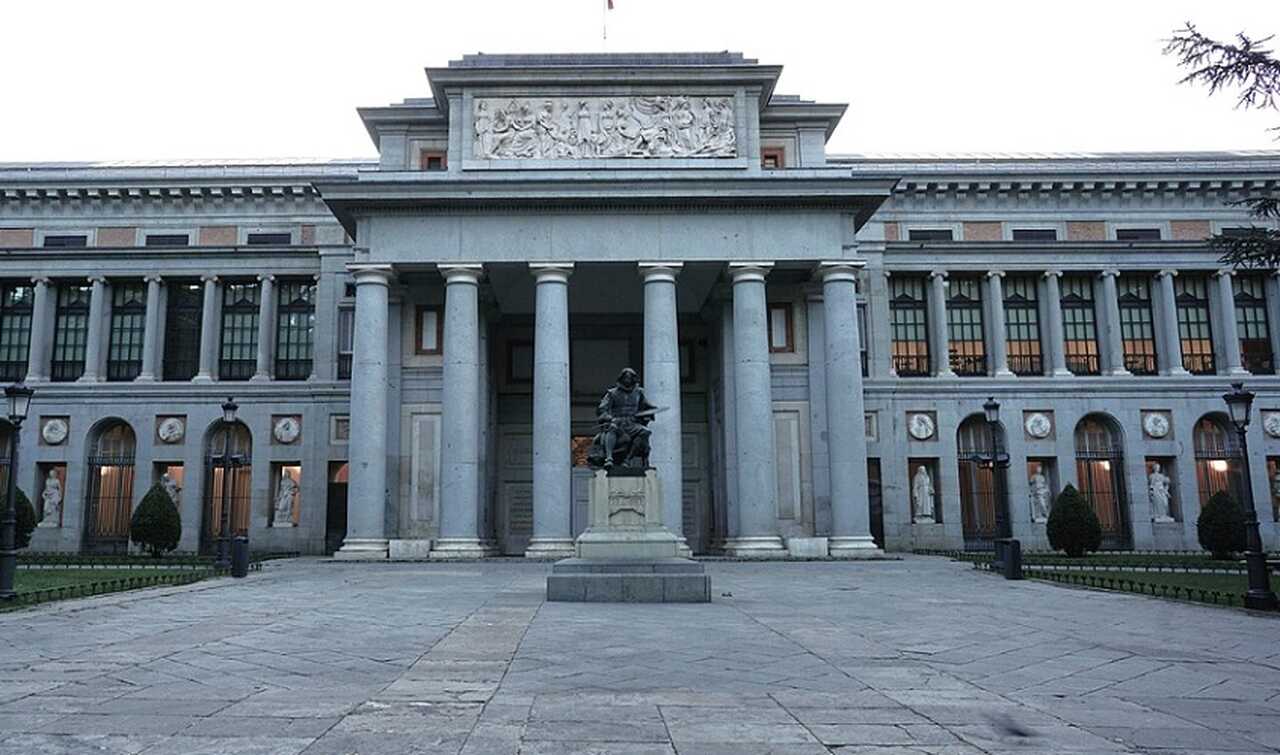 Museu do Prado (Museo del Prado) - Fundado em 1819, o Museu do Prado é um dos museus de arte mais importantes do mundo. Abriga uma vasta coleção de obras-primas, incluindo pinturas de Velázquez, Goya, El Greco e muitos outros mestres espanhóis e europeus.
