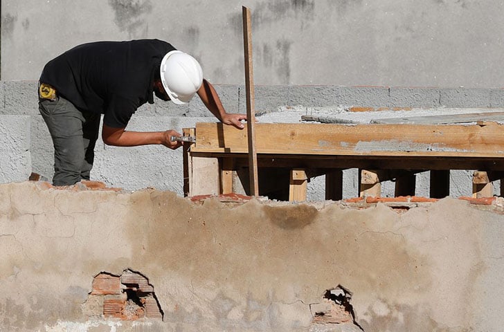 A proposta vem gerando debate também entre especialistas. Há quem argumente que a mudança poderia diminuir drasticamente a atividade econômica, gerando aumento dos custos para o consumidor final ou até fechamento de empresas.