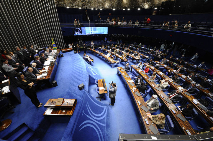 Em 2019, outra PEC parecida — tentava reduzir a jornada para 36h semanais — contou com o apoio de mais 190 assinaturas e chegou a quase ser votada em 2023, mas deputados de oposição conseguiram um requerimento que aprovou a retirada da pauta.