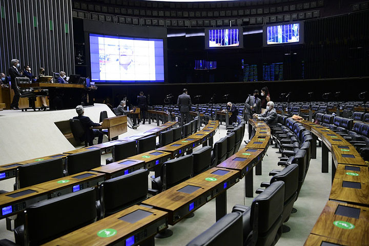 Essa não é a primeira vez que uma proposta semelhante a essa foi debatida no Brasil. Em, 2009, uma PEC que pretendia reduzir a jornada para 40h semanais chegou a ser aprovada pela comissão especial, mas nunca foi votada pelo plenário.