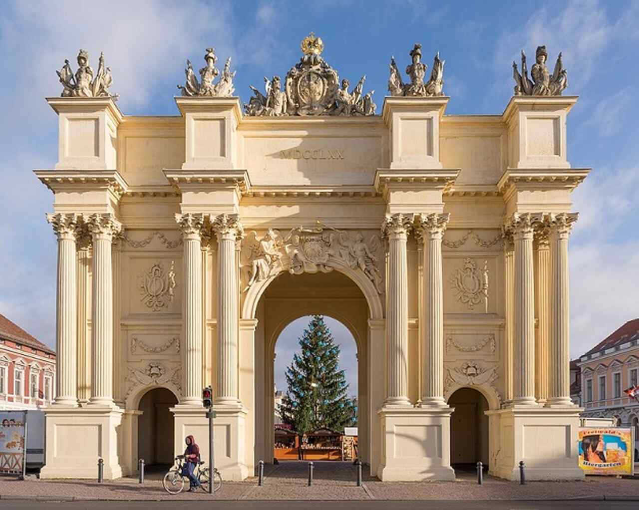 Berlim, a capital da Alemanha, é uma cidade rica em cultura e história, marcada pelos eventos do século XX, incluindo a Segunda Guerra Mundial e a Guerra Fria. Conhecida por seus marcos históricos como o Portão de Brandemburgo e o Muro de Berlim, Berlim também é um centro vibrante de arte, música e inovação. Conheça os principais pontos turísticos da região: 