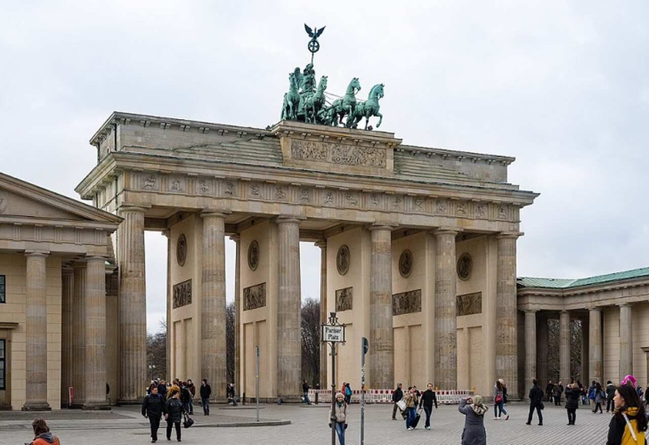 Portão de Brandemburgo (Brandenburger Tor) - Descrição: Construído entre 1788 e 1791, o Portão de Brandemburgo é um dos marcos mais icônicos de Berlim e simboliza a reunificação alemã após a queda do Muro de Berlim em 1989 - Localização: Pariser Platz, no centro de Berlim - Referências Históricas: Originalmente um símbolo de paz, o portão foi parte do Muro de Berlim durante a Guerra Fria.