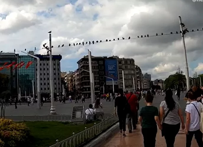 Praça Taksim (Taksim Meydanı) - Taksim é o coração moderno de Istambul, conhecida por sua movimentada vida noturna, restaurantes e lojas. A praça é também um importante símbolo político e cultural, frequentemente palco de manifestações e eventos públicos.