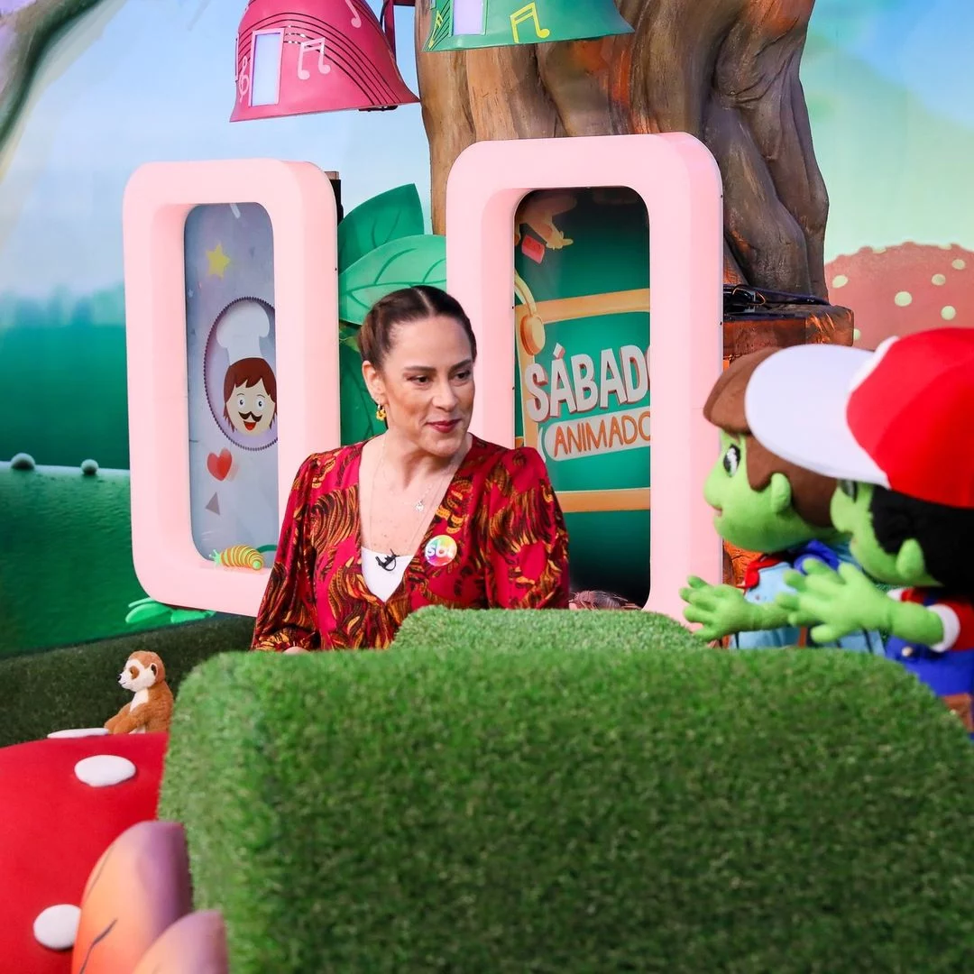 Silvia Abravanel, 53, outra das filhas de Silvio Santos, continua no comando do “Sábado Animado”, programa voltado ao público infantil nas manhãs de sábado. 

