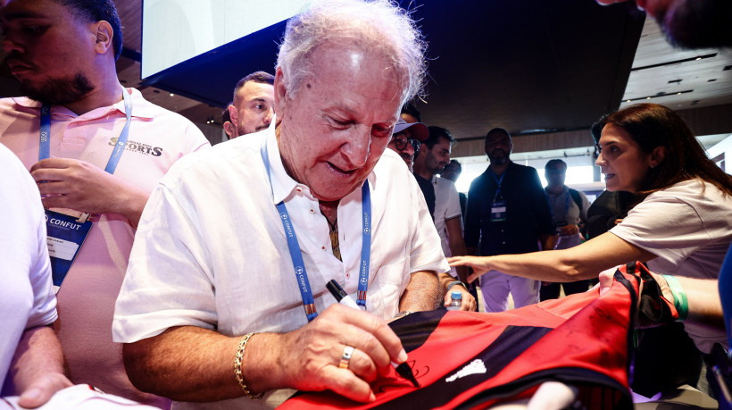 Ex-jogador Zico autografa camisa do Flamengo 
