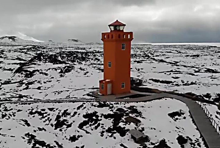 Farol de Svörtuloft, Islândia - Construído em 1931, fica na prla da península vulcânica de Snaefelsnes. Tem 12m de altura e cor vibrante, como é o costume nos faróis do país. 