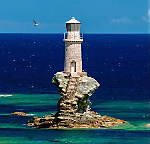 Farol de Tourlitis, Grécia - Construído em 1897, fica na costa de Chora, capital da ilha de Andros. O farol foi bombardeado na Segunda Guerra Mundial e, em 1994, foi restaurado.