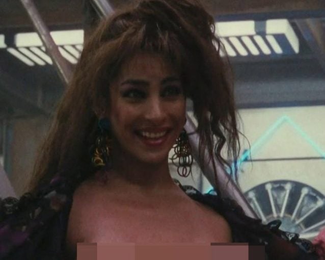 “O Vingador do Futuro” (1990): Nesse clássico da ficção científica tem uma cena em que uma alienígena exibe três seios em vez de dois, como as terráqueas. Claro que se tornou uma das cenas mais pausadas da história. Detalhe é que passava na Sessão da Tarde...