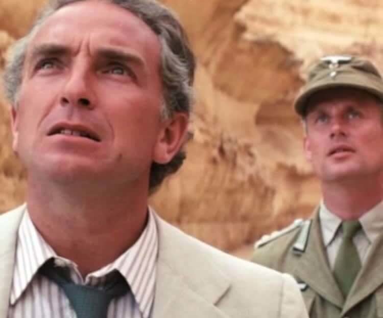 Trata-se de um momento em que o vilão Dr. Rene Belloq continua a cena mesmo com uma mosca entrando em sua boca. O mais impressionante é que o ator Paul Freeman não perde a concentração em momento algum!