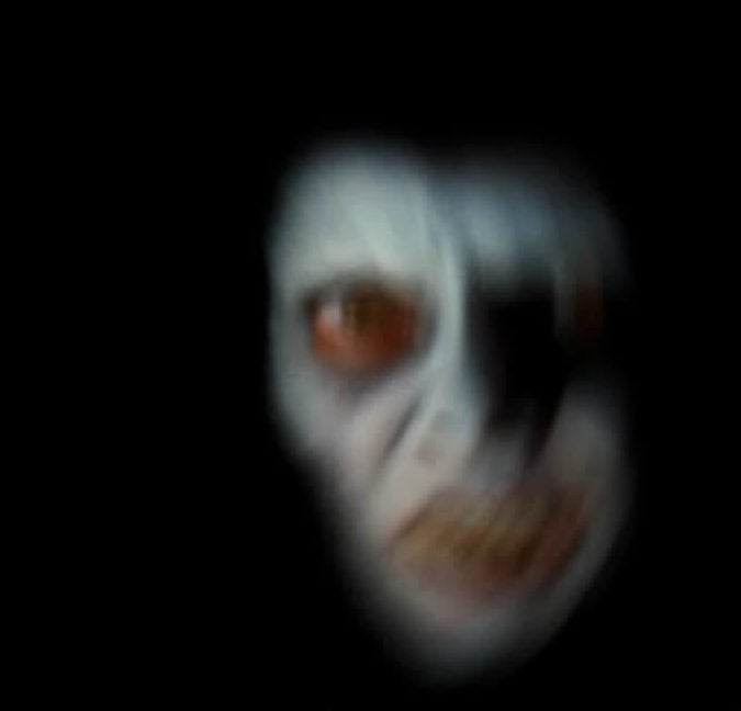 “O Exorcista” (1973): Falando em mal, filmes de terror em geral costumam guardar segredos que pouca gente vê. Aqui, os espectadores podem pausar o filme no momento exato em que o demônio “Pazuzu” possui a menina Regan. Arrepiante, né?