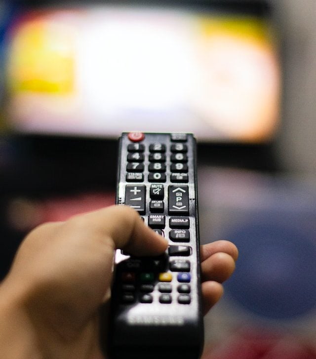 Um prato cheio para os amantes de cinema é notar cada detalhe das cenas e às vezes isso só é possível dando uma pausa no momento exato. 