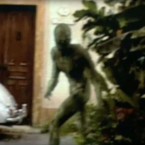 “Sinais” (2002): Nesse suspense do diretor M. Night Shyamalan (diretor de “O Sexto Sentido), as pessoas podem ver um vislumbre dos alienígenas em uma reportagem que passa na TV. Muita gente pausou para checar se estava vendo aquilo mesmo.