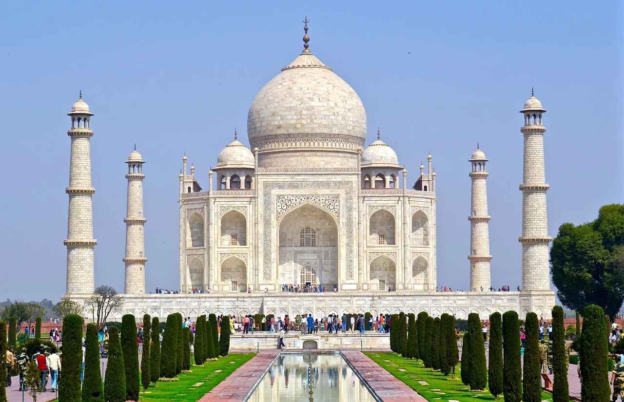 O Taj Mahal, situado em Agra, na Índia, é um mausoléu de mármore branco construído entre 1632 e 1648 pelo imperador mogol Shah Jahan. Erguido em homenagem à sua esposa Mumtaz Mahal, simboliza o amor eterno e é uma das maiores expressões da arquitetura islâmica. Suas cúpulas, jardins simétricos e detalhados mosaicos encantam milhões de visitantes.