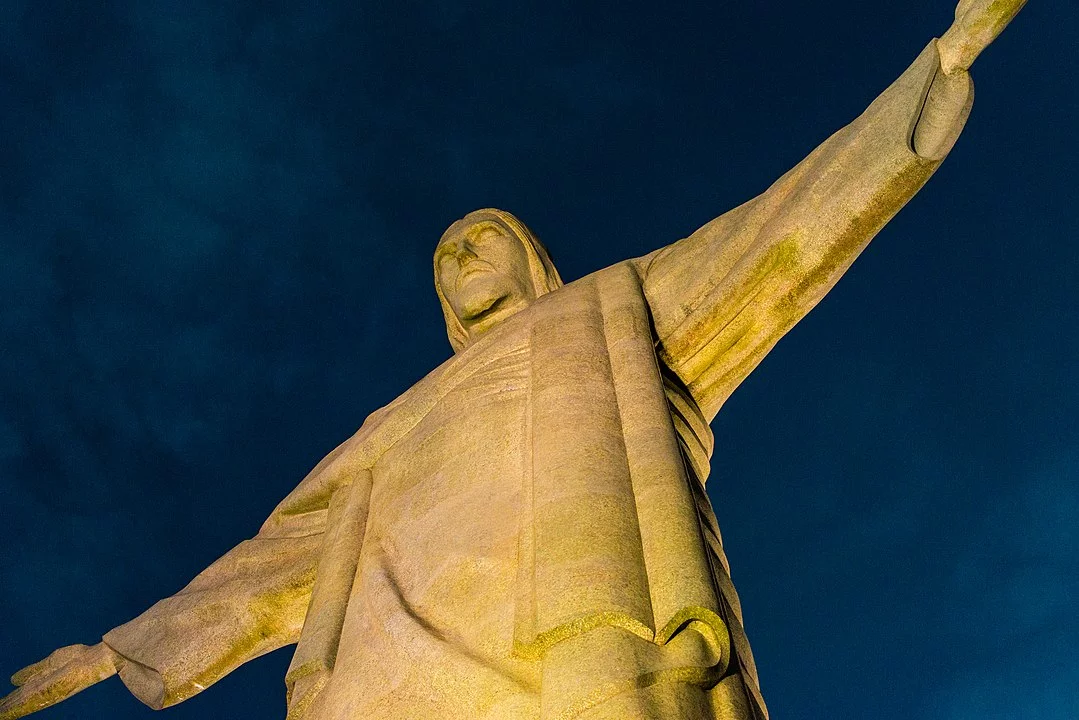 O monumento foi construído na França a partir de 1922 por meio de uma colaboração entre os brasileiros Heitor da Silva Costa e Carlos Oswald, os franceses Paul Landowski e Albert Caquot e o romeno Gheorghe Leonida. Sua inauguração ocorreu no dia 12 de outubro de 1931, dia de Nossa Senhora Aparecida. Ele é uma das chamadas sete maravilhas do mundo moderno. Veja a seguir as outras!