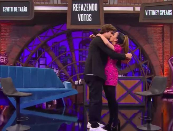 Tatá Werneck e Rafa Vitti declararam votos de casamento durante o 