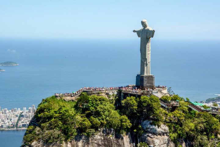Escultura que exalta a fé do povo carioca e brasileiro, no topo do morro do Corcovado, o Cristo Redentor se transformou em um dos cartões-postais mais emblemáticos do país.