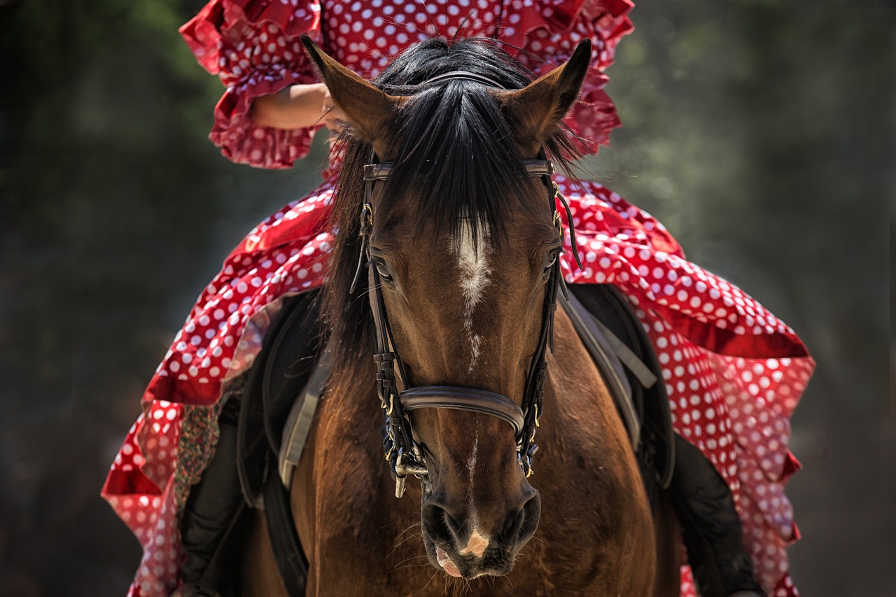 Os cavalos possuem um campo de visão quase completo, cobrindo cerca de 360 graus. Sua percepção de movimento é excelente, o que os ajuda a detectar predadores e reagir rapidamente em situações de perigo.