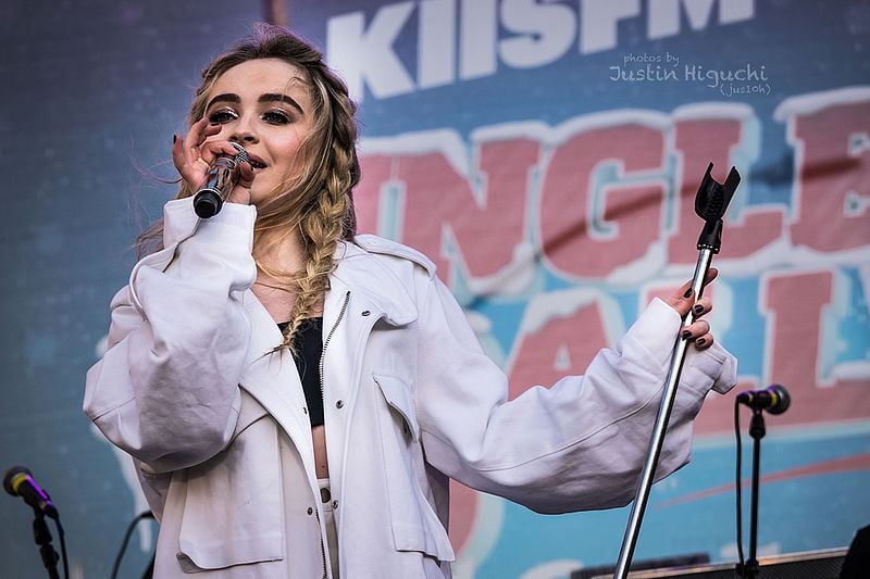 Sabrina Carpenter foi a segunda artista com mais indicações para 2025. A cantora de 25 anos concorre em oito categorias do Grammy Awards. 
