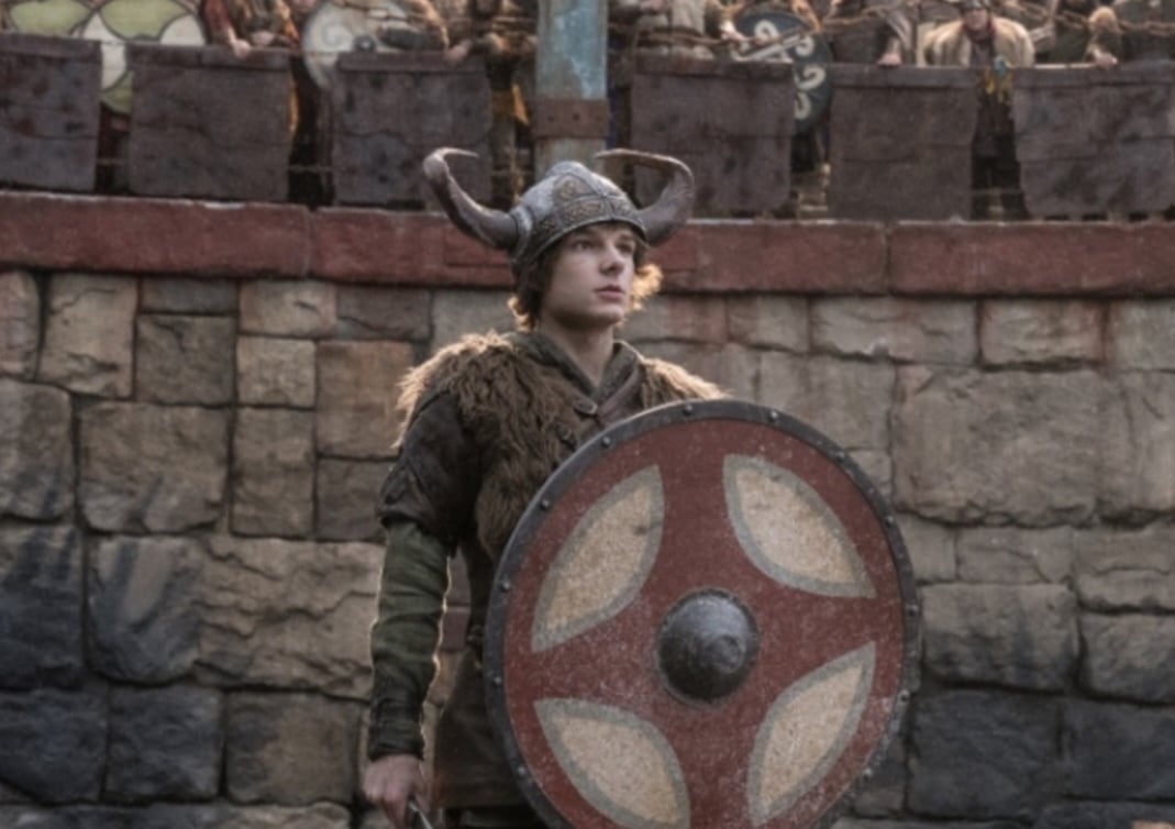 A imagem foi revelada pela revista Empire. Soluço é vivido no longa por Mason Thames, que protagonizou O Telefone Preto. 