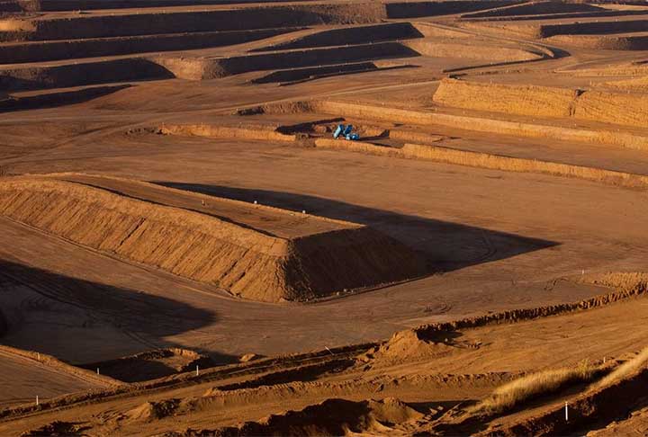 O termo terras raras, por sua vez, é o nome comum de 17 elementos químicos. Entre eles, estão a escandinávia e o itrio.