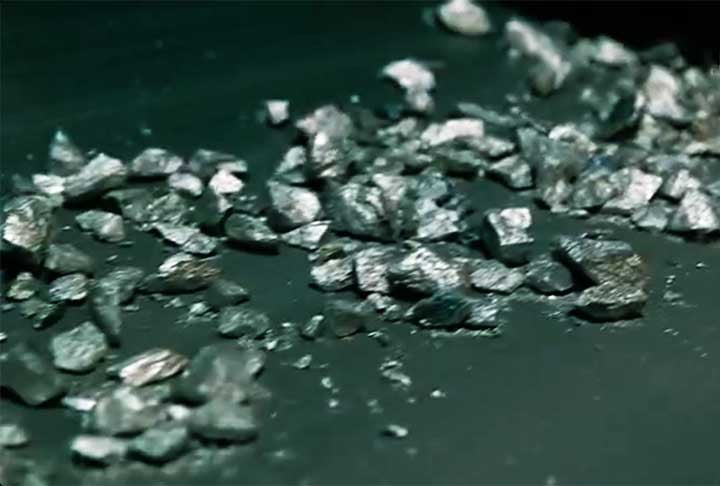 Bastam apenas 400 gramas por tonelada de nióbio para gerar aços mais leves e resistentes. Ele, em maior escala, é usado na produção de aços especiais e superligas. 