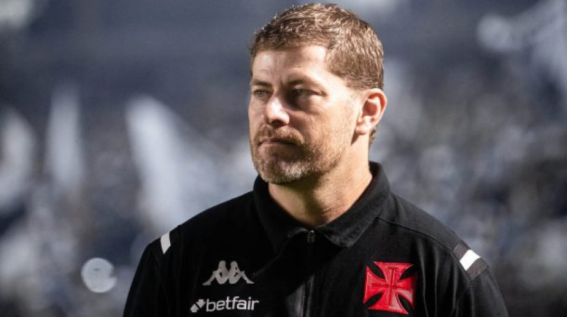 Técnico não aguenta mais uma derrota, a quarta seguida, é demitido por Pedrinho, mas torcedores ficam divididos apontam outros culpados