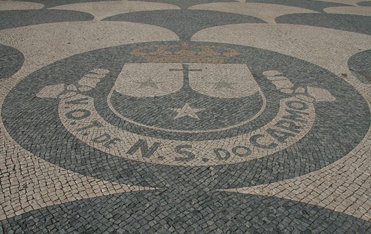 Como o nome diz, sua origem vem de Portugal e esse tipo de calçamento se expandiu para os países colonizados, como o Brasil. 