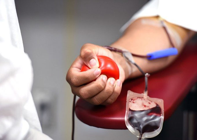 25 de novembro é Dia Nacional do Doador de Sangue. Uma iniciativa tão importante que a  Consolidação das Leis do Trabalho (CLT) garante um dia de folga por ano aos trabalhadores que doam sangue de forma voluntária e comprovada, sem prejuízo do salário. Esse direito aplica-se tanto a funcionários públicos quanto a trabalhadores da iniciativa privada.