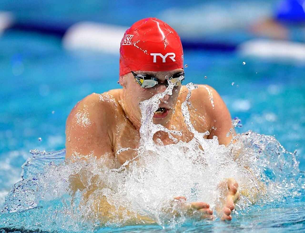 A natação é frequentemente considerada um dos melhores exercícios, e a ciência está aqui para explicar o porquê.