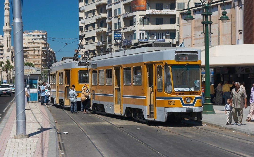 Muitos turistas que vão ao Cairo acabam incluindo Alexandria em seu roteiro de viagem, pois em um dia é possível conhecer as principais atrações da cidade e a distância para a capital é de um pouco mais de 200 km.