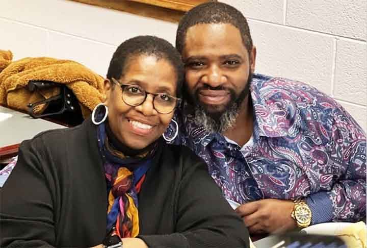 Em 1974, quando tinha somente 17 anos, Lindsey deu à luz Hunter e decidiu dar o bebê para adoção porque não tinha recursos para criá-lo. Ela contou ao Washington Post que jamais esqueceu do filho e expressou seu entusiasmo ao encontrá-lo. “Quando percebi quem ele era, começamos a gritar ao telefone. Foi inacreditável”. 
